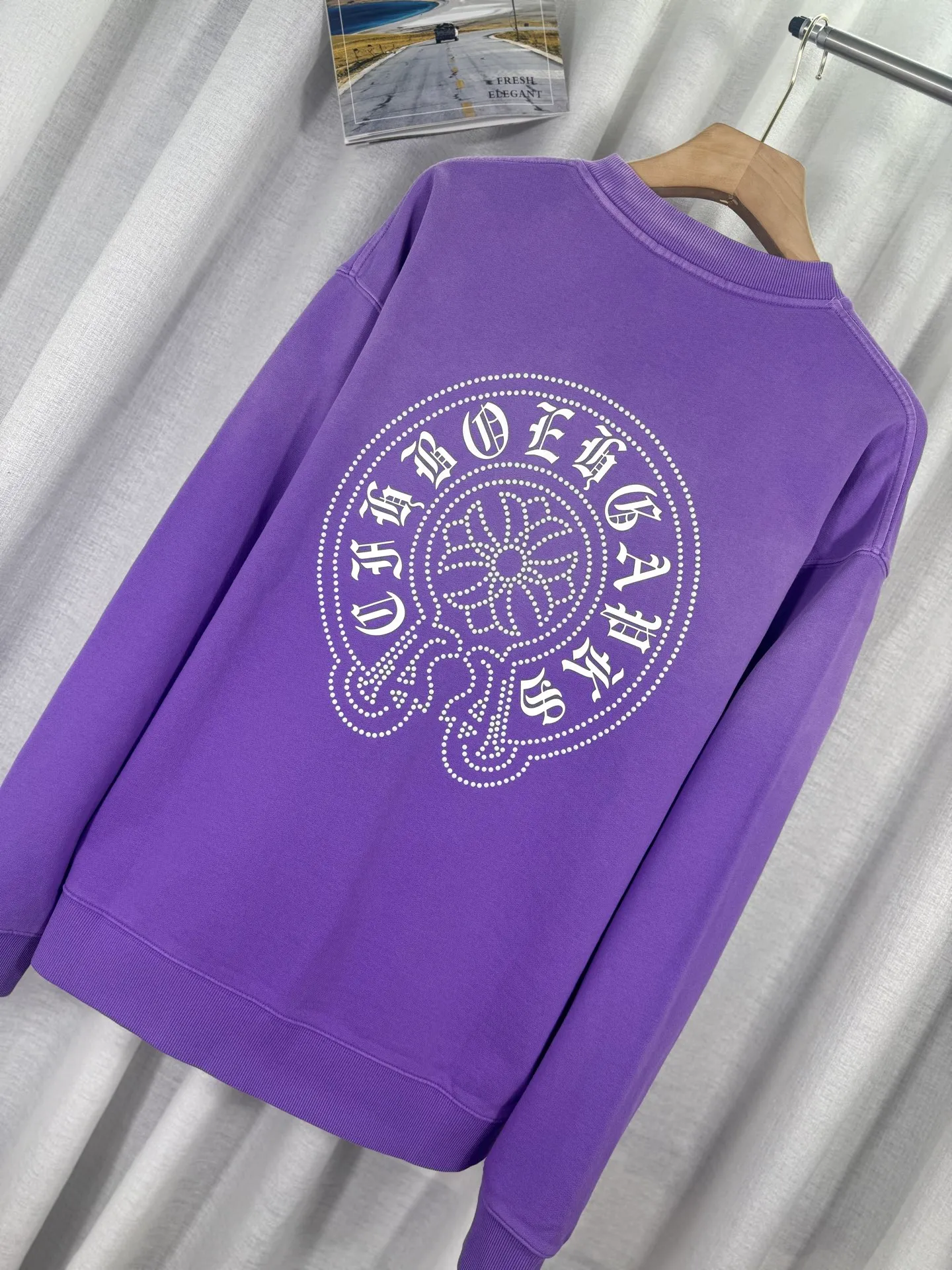P280 top version, real shot without P, ​​different from market currency) 𝗖𝗵𝗿𝗼𝗺𝗲 𝗛𝗲𝗮𝗿𝘁𝘀/Croxin 2025 Autumn and Winter New Original Single Counter American 3D Rivets and Drill Couple Casual Sweater 👑The highest version! Customized fabric 430g tripe terry fabric! American-style pickled and distressed original fabric, laser-burned flowers, rivets and diamonds, exquisite embroidery of letters! The best-selling model in the counter, very comfortable to wear. Accessories: original molded and authenticated collar label➕100% silk wash label. Genuine purchase-grade original hangtag➕matching hanging rope➕3D hanging beads➕original packaging bag. Craftsmanship: The original version has consistent wiring! The highest version of the armhole matching technique! Color: Pink Black Green Purple Size: S M L XL Style Number: 25-363